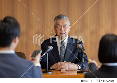 報道陣に説明をするシニア男性 117409236