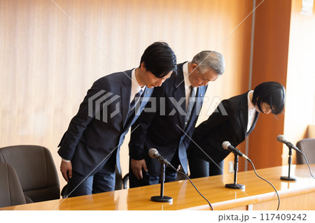 政治家　円卓　重厚感　一礼　謝罪 117409242