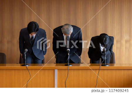 政治家　円卓　重厚感　一礼　謝罪 117409245