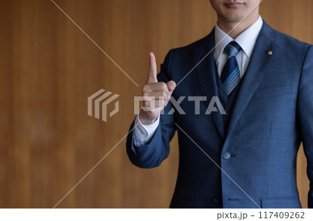 指差しポーズをする政治家 指差しポーズをする政治家 117409262