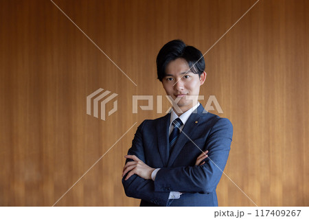 腕組みをする政治家 腕組みをする政治家 117409267