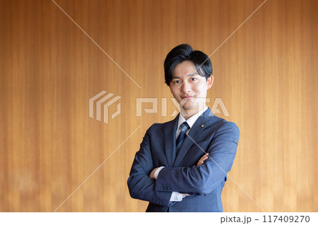 腕組みをする政治家 117409270