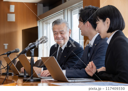 政治家　円卓　重厚感　議員バッジ　会議イメージ 117409330