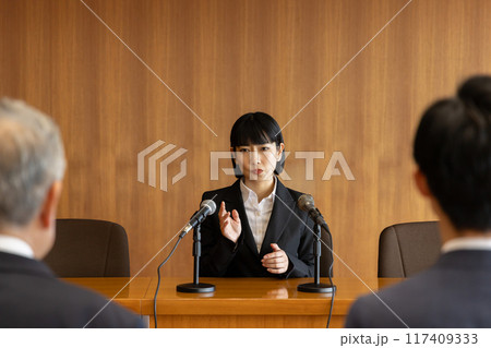 説明をする女性 説明をする女性 117409333