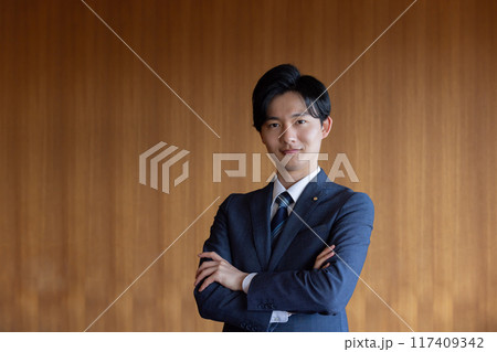 腕組みをする政治家 腕組みをする政治家 117409342