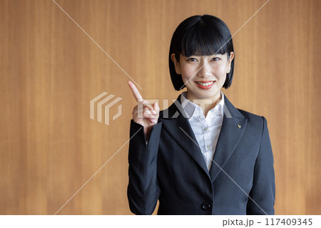指差しをする女性政治家 117409345