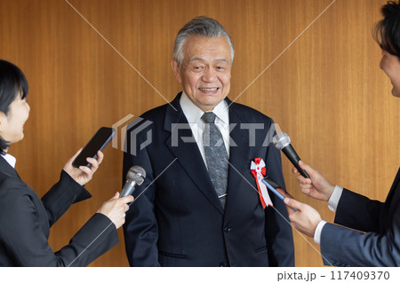 報道陣の質疑応答に応えるシニアビジネスマン 117409370