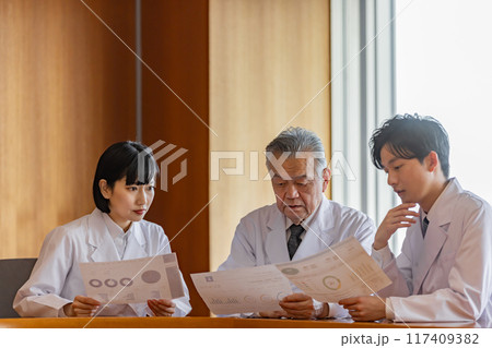 医療関係者 手術前カンファレンス 医療関係者 手術前カンファレンス 117409382