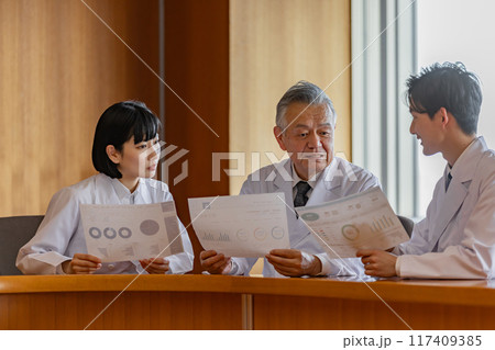 医療関係者 手術前カンファレンス 医療関係者 手術前カンファレンス 117409385