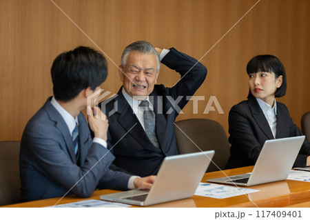 経営が順風満帆で嬉しい経営者 会議イメージ 経営が順風満帆で嬉しい経営者 会議イメージ 117409401