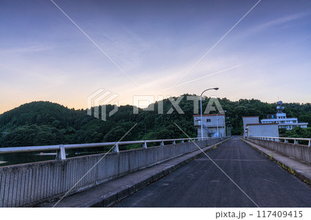 奈良市東部布目ダム堰堤の夕景 日没後山際が明るく光る西側の山々① 奈良市東部布目ダム堰堤の夕景 日没後山際が明るく光る西側の山々① 117409415
