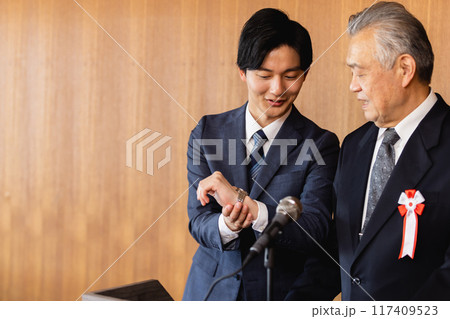 過密スケジュールの政治家 過密スケジュールの政治家 117409523