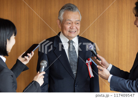 報道陣の質疑応答に応えるシニアビジネスマン 117409547