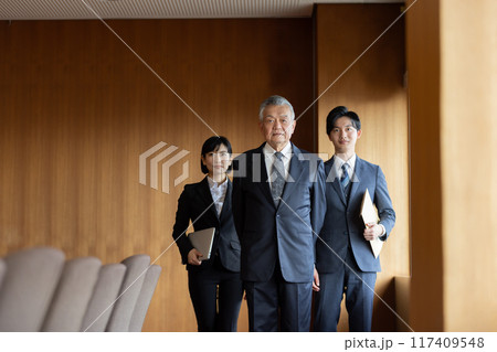 部下と移動する会社役員 117409548