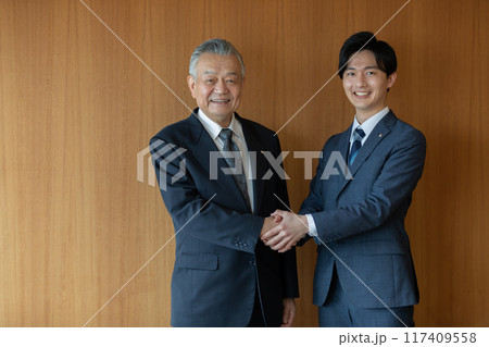 握手をする政治家 握手をする政治家 117409558