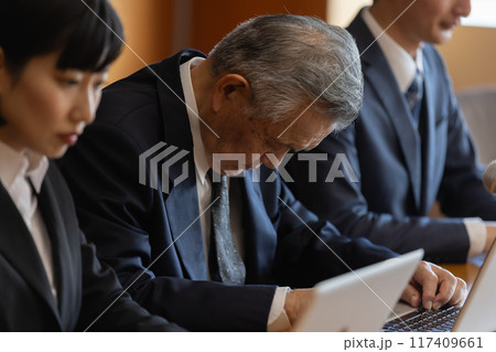 居眠りをする議員 117409661