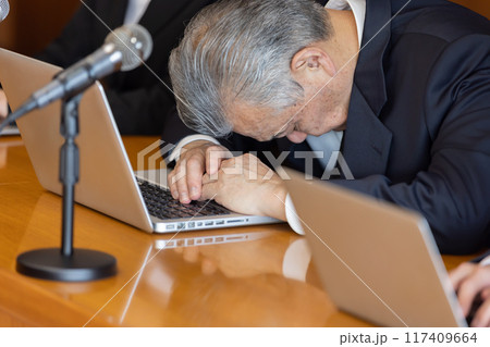 居眠りをする議員 117409664