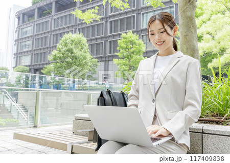 ベンチに座って仕事をするビジネスウーマン ベンチに座って仕事をするビジネスウーマン 117409838