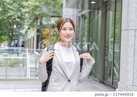 リュックで通勤するビジネスウーマン 117409916