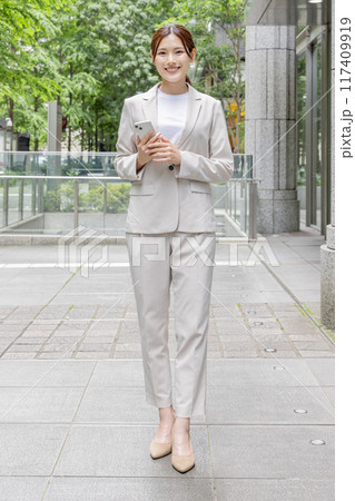 スマホで検索する若い女性 117409919