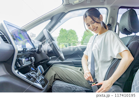 若い女性　運転　セーフティドライブ　シートベルト 117410195