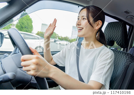 若い女性 運転 譲り合い 感謝 若い女性 運転 譲り合い 感謝 117410198
