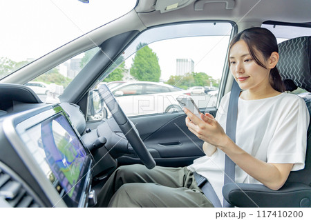 女性 ドライブ スマートフォン 女性 ドライブ スマートフォン 117410200