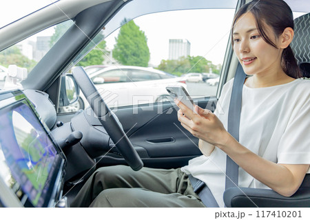 女性　ドライブ　スマートフォン 117410201