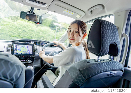 女性　ドライブ　バック　車庫入れ 117410204