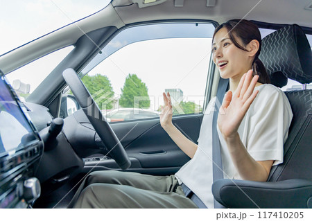 女性　ドライブ　自動運転　オートパイロット　技術 117410205