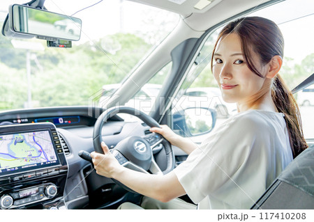 若い女性　運転 117410208