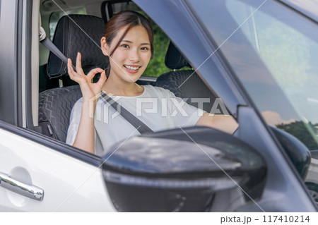 若い女性　運転　OK 117410214