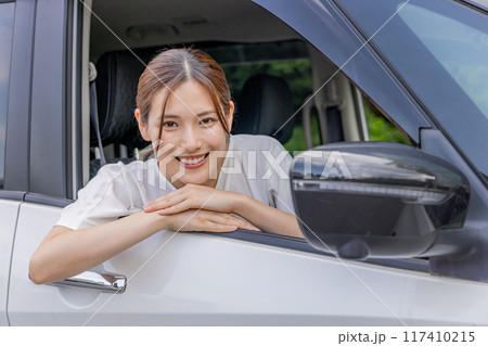 若い女性　運転 117410215