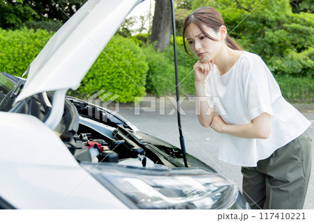 自動車の故障で困る女性 117410221