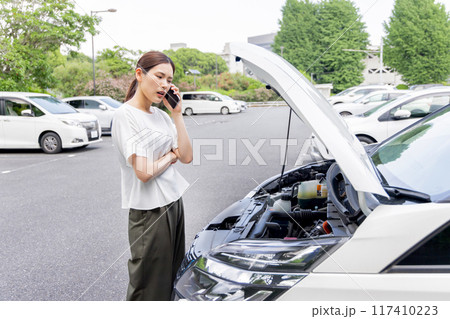 自動車の故障で困る女性 117410223