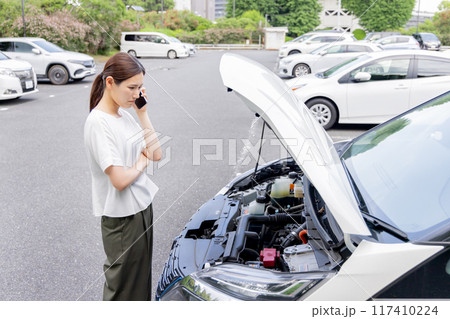 自動車の故障で困る女性 自動車の故障で困る女性 117410224