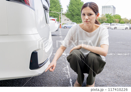 若い女性 運転 事故 自爆 擦る 傷 若い女性 運転 事故 自爆 擦る 傷 117410226