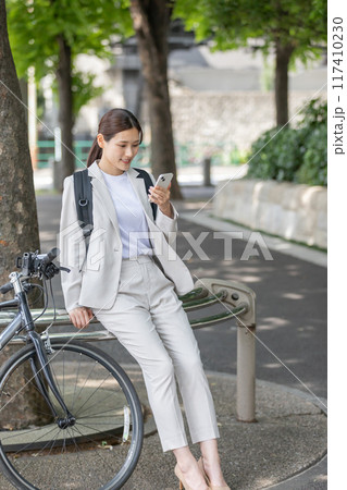 通勤 女性 自転車 117410230