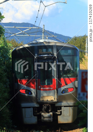 ローカル線を走る三原駅行きの列車 117410269