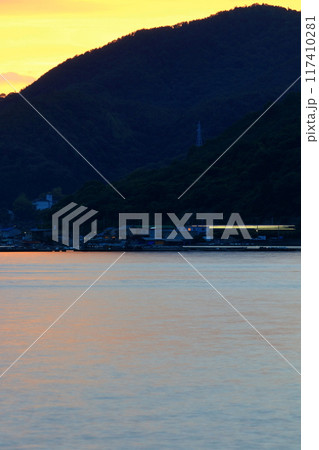 夕暮れ時の海沿いを走るローカル線 夕暮れ時の海沿いを走るローカル線 117410281