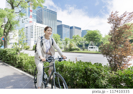 通勤 女性 自転車 117410335