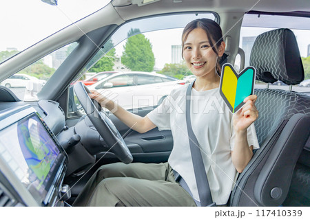 若い女性　運転　初心者マーク 117410339