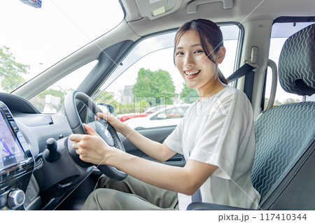 若い女性　運転 117410344