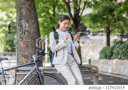 若い女性　自転車通勤 117410354