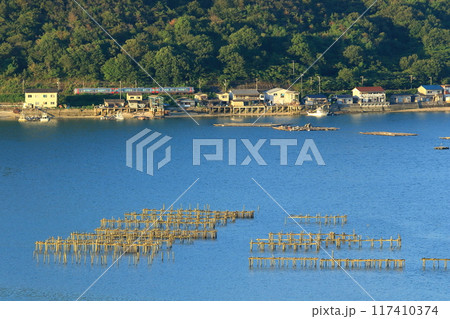 牡蠣販売 養殖などの関連建物が立ち並ぶ海辺 牡蠣販売 養殖などの関連建物が立ち並ぶ海辺 117410374
