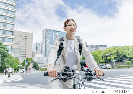 通勤 女性 自転車 117410384