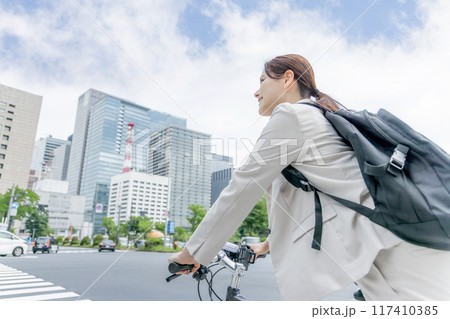 通勤 女性 自転車 117410385