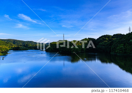 2024年夏奈良市東部布目ダムの夕景 南東側に広がるダム湖の水面と広大な青空 薄雲広がる夕空② 2024年夏奈良市東部布目ダムの夕景 南東側に広がるダム湖の水面と広大な青空 薄雲広がる夕空② 117410468