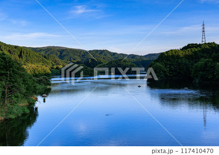 2024年夏奈良市東部布目ダムの夕景 南東側に広がるダム湖の水面と広大な青空 夕日を受ける山並み① 2024年夏奈良市東部布目ダムの夕景 南東側に広がるダム湖の水面と広大な青空 夕日を受ける山並み① 117410470