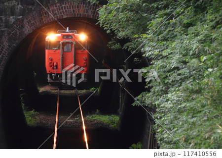 トンネルを行く芸備線キハ47（普通：広島⇔三次） 117410556